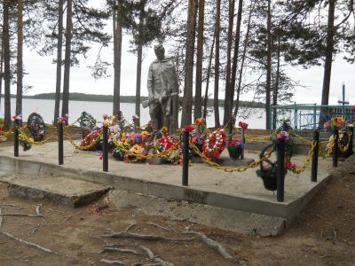 Братская могила, в которой захоронен председатель Лужминского Совета Лука Васильевич Константинов и 11 красноармейцев, расстрелянных белофиннами в 1921 г.