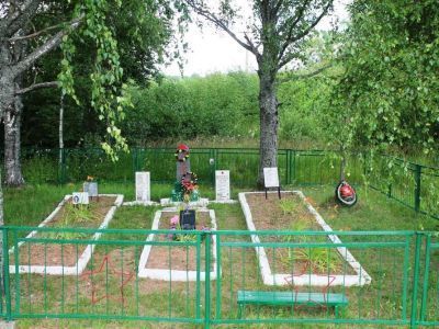 Воинское кладбище, где похоронены воины Советской Армии, погибшие в боях с немецко-фашистскими захватчиками в период Великой Отечественной войны 1941-1945 гг.