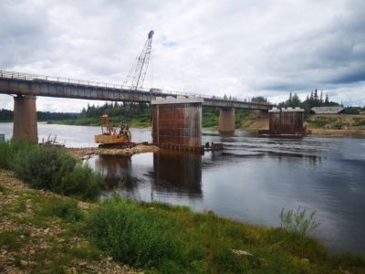 Мост через реку Нюю в Ленском районе Якутии готов на 33%