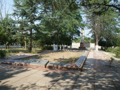 Братская могила советских воинов