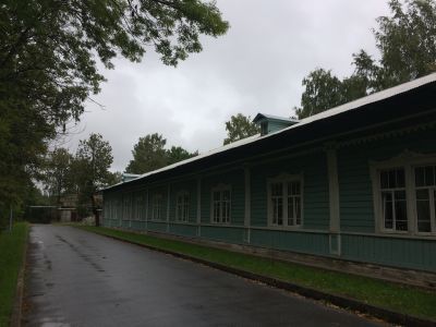 Бывший военный госпиталь с территорией, зелеными насаждениями, бассейном и остатками шлюза