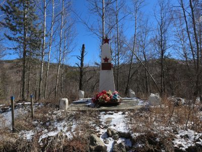 Памятник Банзарову Ц.Б. - первому председателю колхоза «Новый путь», чекисту, погибшему на Заганском хребте от рук классовых врагов в 1935 г.