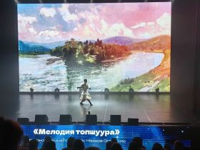 Танцующие полотна: в Якутске показали уникальный перформанс по картинам Миры Аргуновой