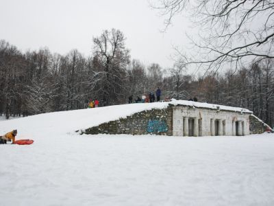 Грот в парке у пруда