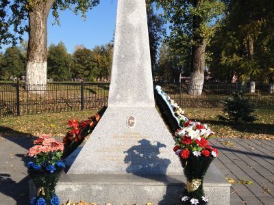 Могила начальника милиции О.И. Седакова, замученного немецко-фашистскими захватчиками в годы оккупации. Установлен обелиск
