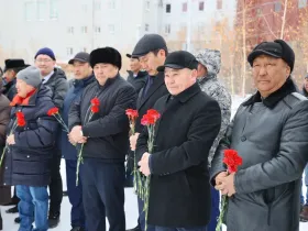 В Якутске возложили цветы к памятнику государственному деятелю республики Илье Винокурову