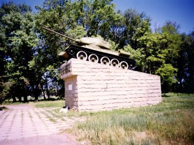 Танк Т-34, установленный в честь павловчан, внесших вклад в строительство танковой колонны "Советская Кубань"