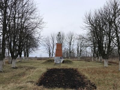 Братская могила воинов Советской Армии, погибших в период Великой Отечественной войны. Захоронено и установлено фамилий на 123 человека. Скульптура установлена в 1955 году