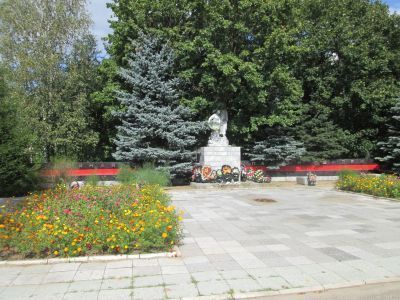 Братская могила 265 воинов Советской Армии, погибших в 1943 г. при освобождении района от немецко-фашистских захватчиков. Установлена скульптура