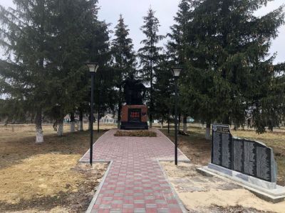 Братская могила 28 советских воинов