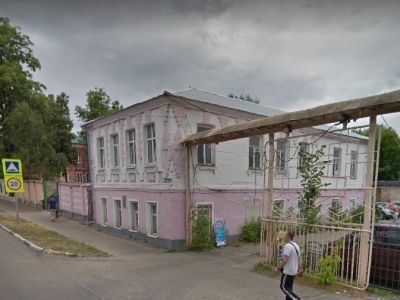 Здание, где в 1906-1907 гг. в столярной мастерской работал резчиком по дереву революционер, руководитель Крымского подполья в годы Великой Отечественной войны, писатель Козлов Иван Андреевич