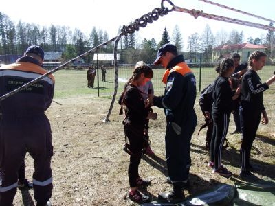 Алданские спасатели научили школьников переправляться через болото