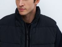 Жилет с воротником-стойкой и накладными карманами, Черный