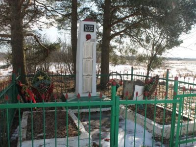 Братская могила воинов Советской Армии, погибших в боях с немецко-фашистскими захватчиками в период Великой Отечественной войны 1941-1945 гг.