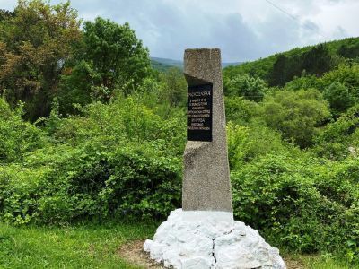 Памятный знак на месте боя Ичкинского партизанского отряда