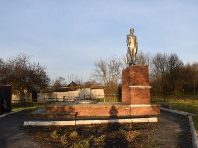 Братская могила советских воинов, погибших в боях с фашистскими захватчиками в 1943 году, имена не установлены. Скульптура советского воина