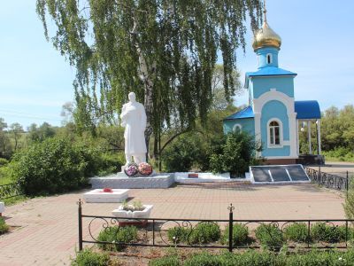 Братская могила советских воинов, погибших в боях с фашистскими захватчиками в 1943 году. Захоронено 12 человек, имена установлены. Обелиск