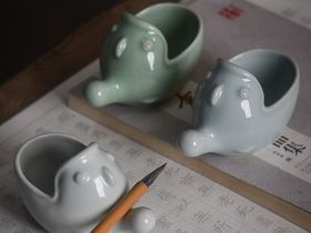 Тушечница с держателем для кисти "Рыба с большим ртом" цвет: бледно-голубой