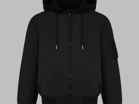 Утепленный бомбер с капюшоном и водоотталкивающей пропиткой