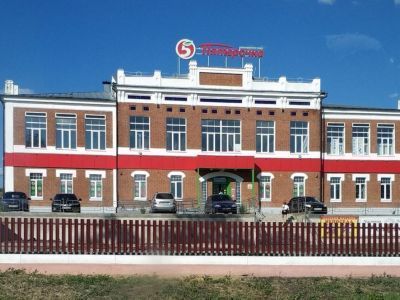 Здание высшего начального училища (сейчас средней школы №1), где учились Герой Советского Союза А.С. Сенаторов, Герой Социалистического Труда В.Ф. Соустин, партизан-разведчик Н.М. Поцелуев