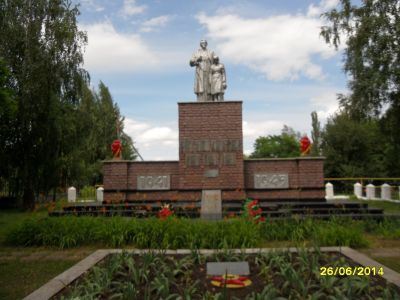 Братская могила советских воинов, погибших в боях с фашистскими захватчиками в 1943 году. Захоронено 370 человек, имена 25 человек установлены. Скульптура: Скорбящая мать и мальчик