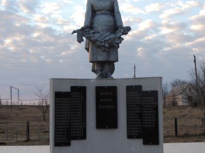 Могила младшего лейтенанта Гаркуша Ю.А., погибшего в 1942 г.