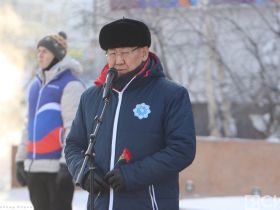 В Якутске общественность возложила цветы к памятнику Роману Дмитриеву