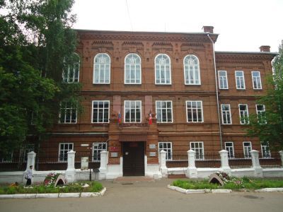 Памятник архитектуры - бывшая женская гимназия (ныне школа № 15). Архитектор И.А.Чарушин. 1902-1904 гг.