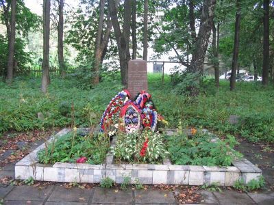 Братская могила советских воинов