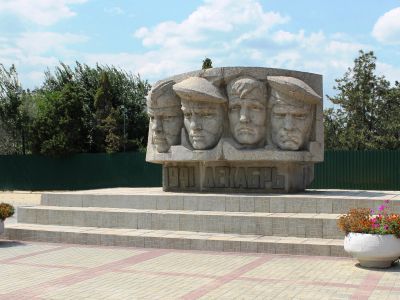 Памятный знак в честь советских воинов-десантников