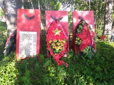 Братская могила 74 воинов Советской Армии, погибших в ноябре 1941 года при освобождении д. Глутно от немецко-фашистских захватчиков