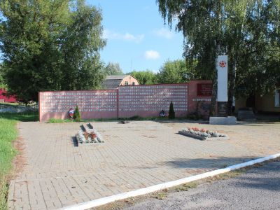 Братская могила советских воинов, погибших в боях с фашистскими захватчиками в 1943 году. Захоронено 75 человек, установлены имена 41 человека. Обелиск