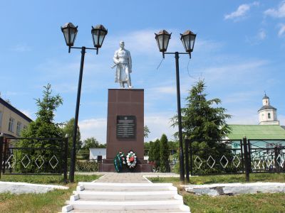 Братская могила советских воинов, погибших в боях с фашистскими захватчиками в 1943 году. Захоронено 6 человек, имена установлены. Скульптура советского воина