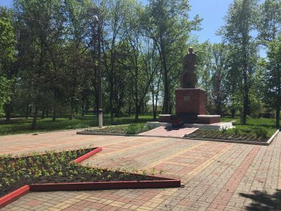Братская  могила советских воинов, погибших в боях с фашистскими захватчиками в 1943 году. Захоронено 9 человек, установлены имена 7 человек. Скульптура советского воина с венком