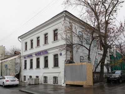 Дом причта с аркой и переходом, 1781 г., 1832 г., 1868 г., архитектор Ю.М.Фельтен