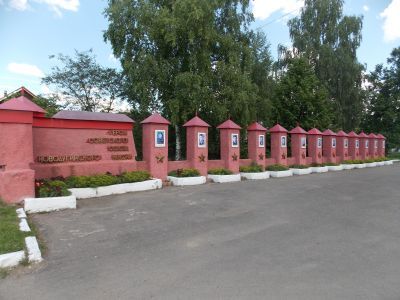 Братская могила советских воинов, погибших в 1941-1943 гг. при освобождении района от немецко-фашистских захватчиков. Установлена скульптура.