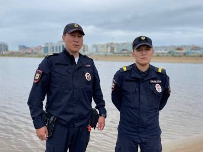 В Якутске полицейские спасли утопающую в протоке реки Лены женщину