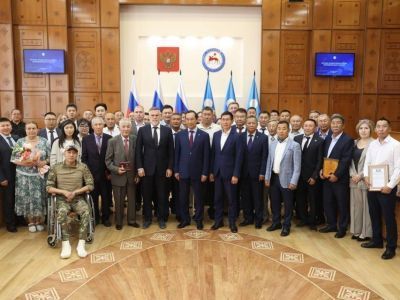 Айсен Николаев наградил представителей строительной отрасли Якутии