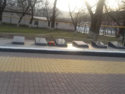 Братская могила мирных жителей поселка и партизан, расстрелянных немецко-фашистскими захватчиками