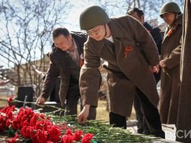 К мемориальной доске воинам-журналистам Якутии возложили цветы