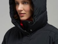 Утепленное пальто с капюшоном и воротником-стойкой