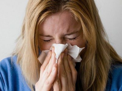 Врач рассказал о симптомах заражения омикрон-штаммом