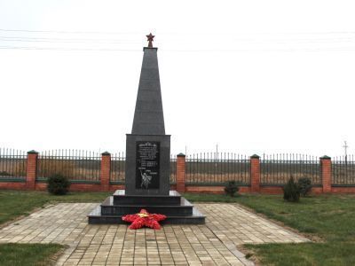 Братская могила 3 воинов Советской Армии, погибших в 1943 г.