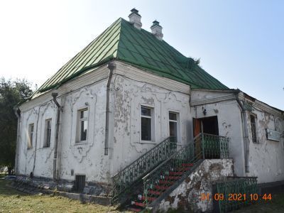 Каменное здание, построенное до 1830 г., бывшее  казначейство, ныне почтовое отделение № 1