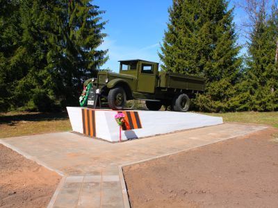 Памятный знак – «Автомашина ЗИС-5», установленный на «Дороге жизни», которая проходила здесь в 1941-1942 гг.