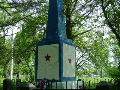 Братская могила 2500 советских военнопленных и мирных жителей, погибших в концлагере № 112. Установлен памятный знак