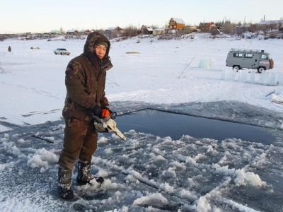 Две тонны доброго дела. Оленекские медики заготовили лед для ветеранов и одиноких матерей