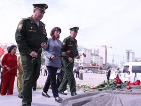 В День памяти и скорби в Якутске возложили цветы на площади Победы