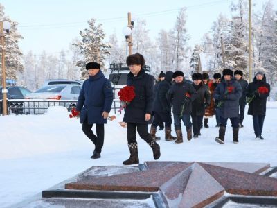 Глава Якутии возложил цветы к памятнику Герою Советского Союза Федору Попову