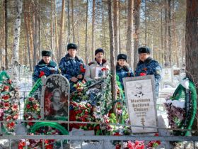 Сотрудники УФСИН Якутии посетили могилы ветерана войны и труженика тыла